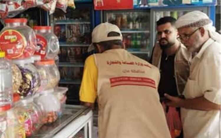 صناعة المنصورة بعدن تنفذ حملة رقابية بمدينة التقنية وتضبط 4 مخالفات تموينية