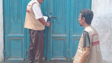 صناعة دارسعد بعدن تغلق متجرًا بأمر النيابة وتحرر مخالفة لمخبز ويتابع أسعار الأسماك والخضروات