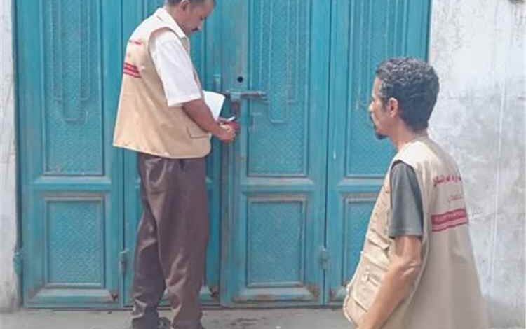 صناعة دارسعد بعدن تغلق متجرًا بأمر النيابة وتحرر مخالفة لمخبز ويتابع أسعار الأسماك والخضروات