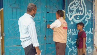 صناعة دارسعد" بعدن تغلق محلين تجاريين تنفيذاً لتوجيهات نيابة الصناعة والتجارة عقب ضبط مخالفات رفع الأسعار