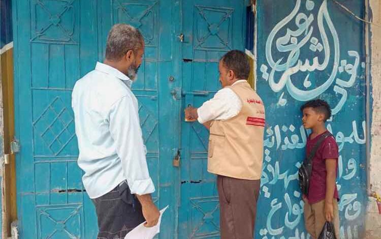 صناعة دارسعد" بعدن تغلق محلين تجاريين تنفيذاً لتوجيهات نيابة الصناعة والتجارة عقب ضبط مخالفات رفع الأسعار