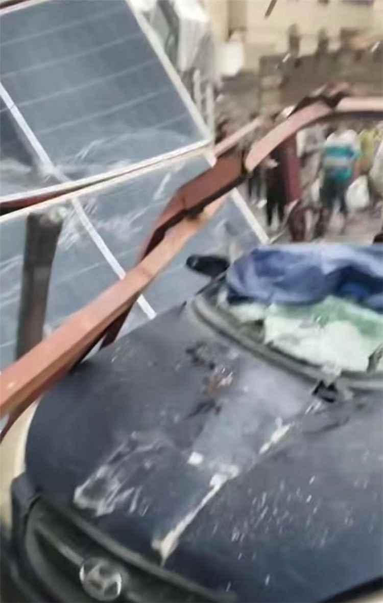 صنعاء تستيقظ على فاجعة.. أمطار غزيرة تسقط منظومة طاقة شمسية وتصيب نساءً