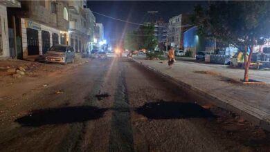 صيانة وسفلتة شوارع عتق .. جهود متواصلة لمعالجة الأضرار وتحسين الحركة المرورية