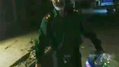 ضابط في شرطة لودر يلجأ لجمع وبيع عبوات المياه من الشوارع بعد انقطاع المرتبات لأربعة أشهر