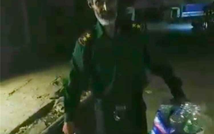 ضابط في شرطة لودر يلجأ لجمع وبيع عبوات المياه من الشوارع بعد انقطاع المرتبات لأربعة أشهر