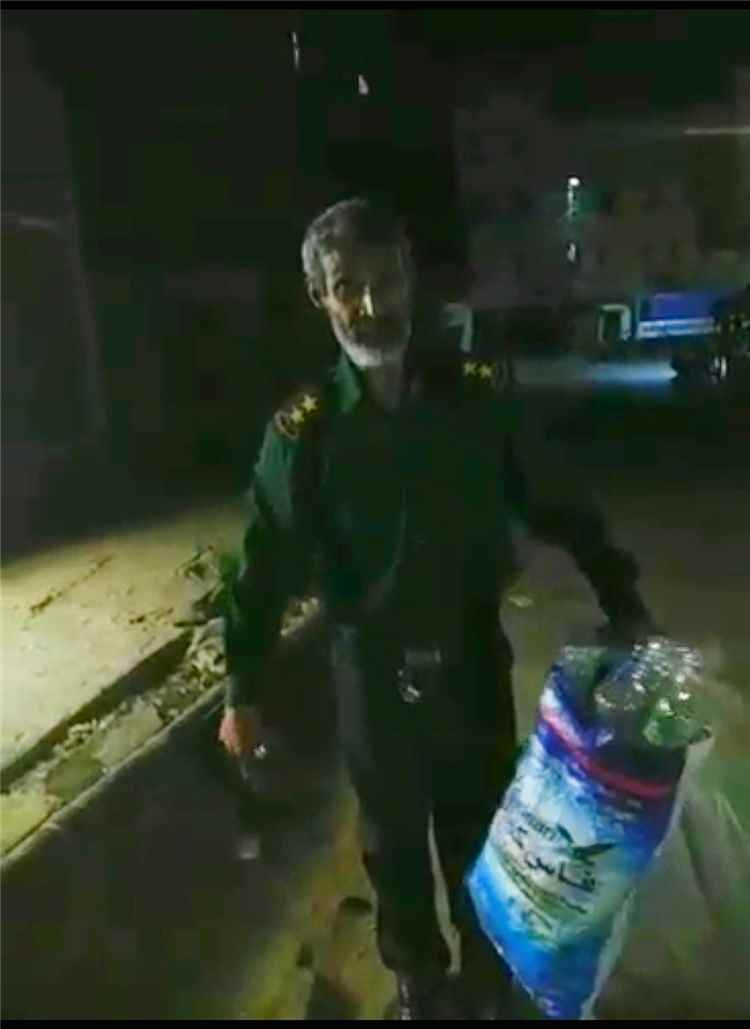 ضابط في شرطة لودر يلجأ لجمع وبيع عبوات المياه من الشوارع بعد انقطاع المرتبات لأربعة أشهر