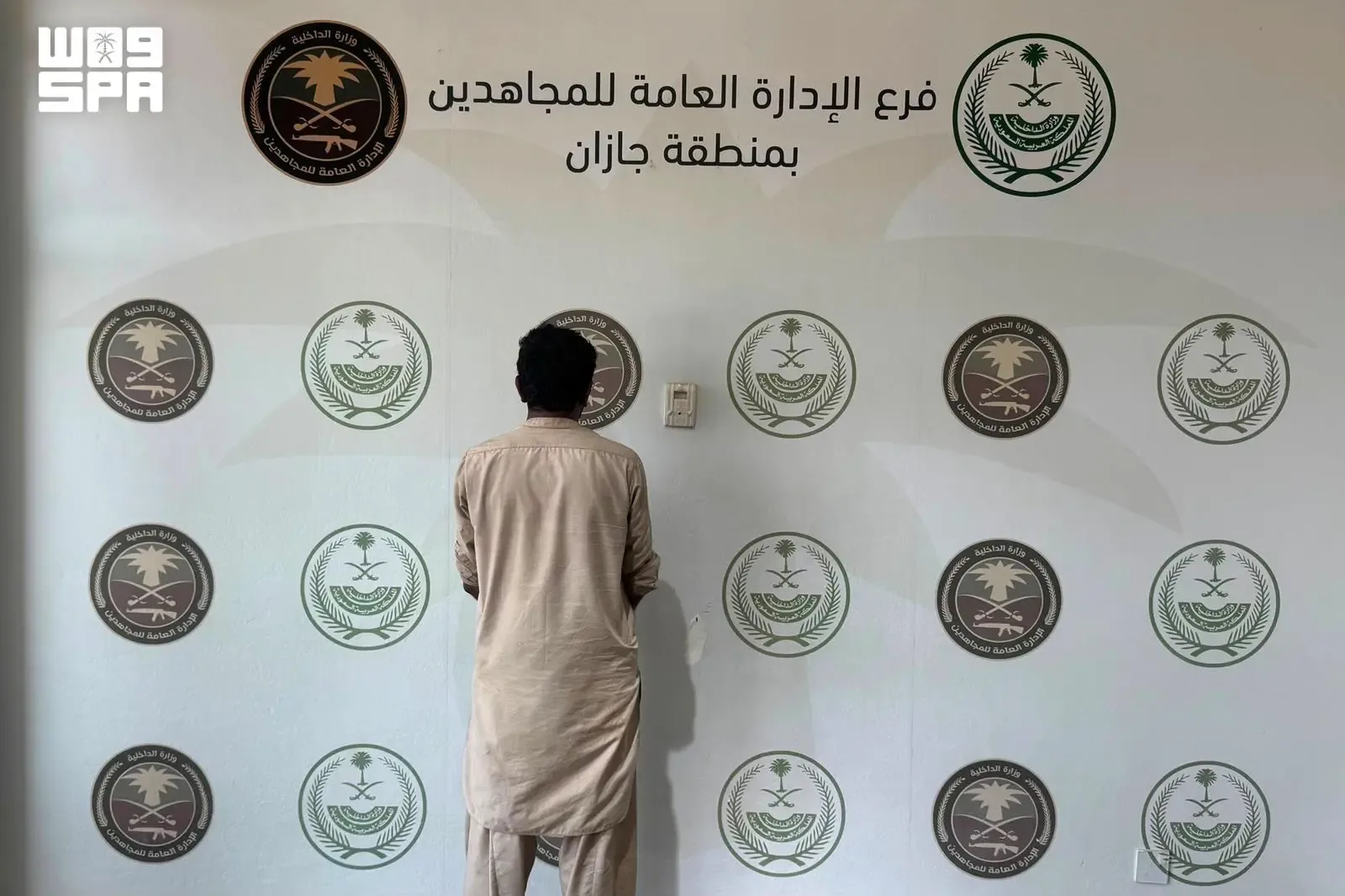ضبط مقيم باكستاني ينقل 15 مخالفاً إثيوبياً في جازان