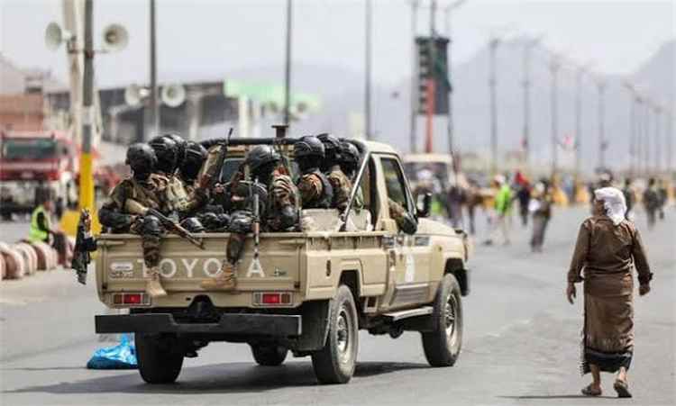 ضربات موجعة تربك الحوثيين.. مصرع قياديين وتشييع أكثر من 80 عنصرًا