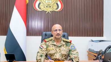 طارق صالح يعقد اجتماع مع رئيس الوزراء وعدد من الوزراء ومحافظي تعز والحديدة