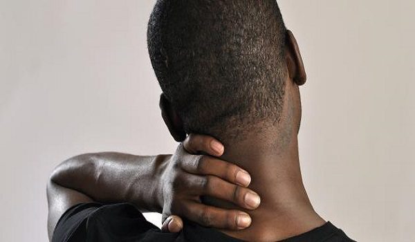 طبيب: طقطقة الرقبة المتعمدة قد تؤدي إلى جلطة دماغية