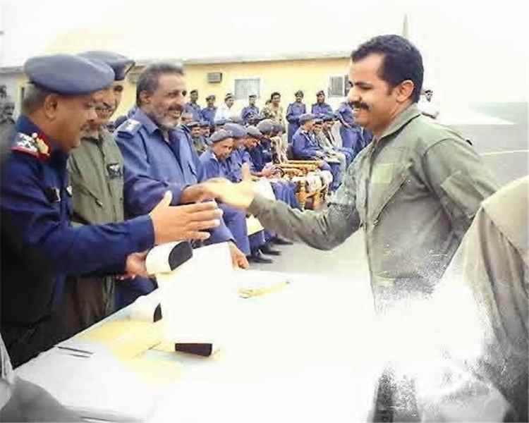 المشهد اليمني - طيار يمني يفتح النار على قيادة القوات الجوية: أخشى اعتقالي وهذا ما حدث لي