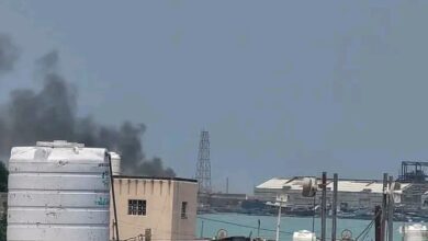 عاجل: أكثر من 40 قتيل وجريح في القصف الحوثي على المخا ومحافظ الحديدة ينجو من محاولة اغتيال بصاروخ باليستي