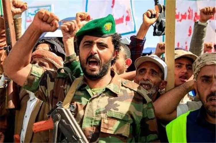 المشهد اليمني - عاجل | تحركات حوثية وتعزيزات عسكرية باتجاه الضالع بالتزامن مع تحليق مسيّرة