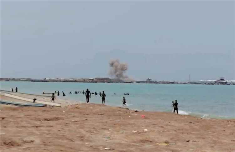 عاجل.. ضربتان صاروخيتان تستهدفان الرصيف البحري في ميناء المخا
