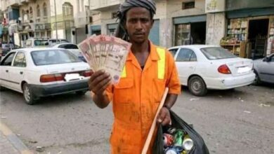 عامل نظافة في العاصمة عدن يعيد 1200 ريال سعودي لصاحبتها ويرفض مكافأة مالية