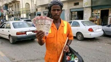 عامل نظافة في عدن يعثر على 1200 ريال سعودي ويعيدها إلى صاحبتها