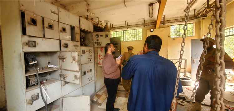 عدن.. اليزيدي يتفقد مضخة الدرين للصرف الصحي ويطلع على سير العمل والمعالجات الفنية