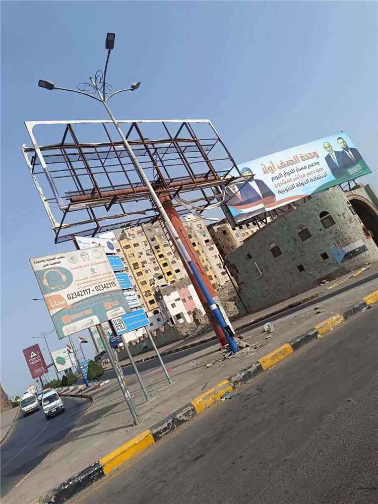 عدن “تتغيّر”.. إزالة لوحة الزبيدي من جولة القلوعة بعد سنوات من التربّع