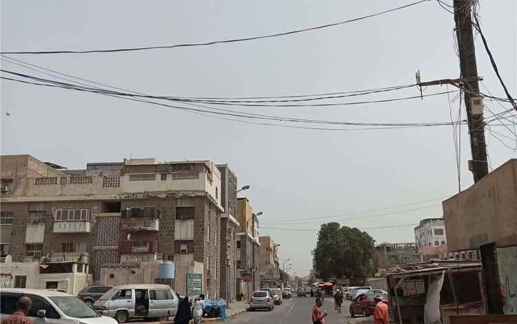 المشهد اليمني - عدن تغلي.. الرطوبة تصل ذروتها والمواطنون يستغيثون من الجحيم اليومي
