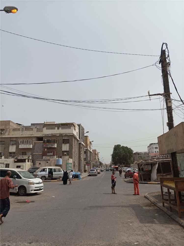 عدن تغلي.. الرطوبة تصل ذروتها والمواطنون يستغيثون من الجحيم اليومي