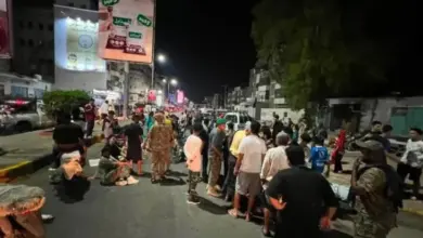 عدن تغلي بـ(ثورة الفُرُشْ).. انطفاء كلي للكهرباء وغاز مفقود ورواتب معلقة تفجر الشارع
