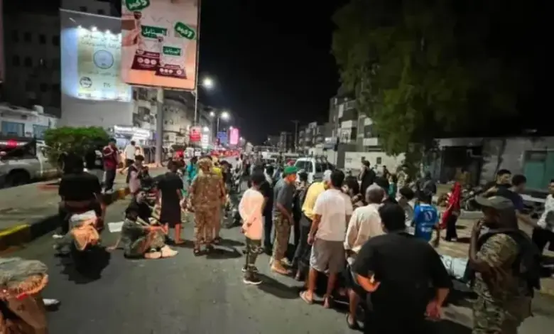 عدن تغلي بـ(ثورة الفُرُشْ).. انطفاء كلي للكهرباء وغاز مفقود ورواتب معلقة تفجر الشارع