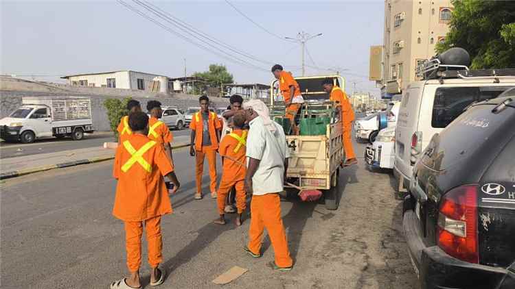 عدن.. قسم النظافة بالمنصورة ينفذ حملة شاملة لرفع المخلفات وتنظيف الجزر الوسطية