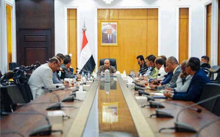 عضو مجلس القيادة الرئاسي محافظ حضرموت يترأس اجتماعاً موسعاً لرفع الجاهزية وتعزيز الاستعدادات لمواجهة الحالات الطارئة
