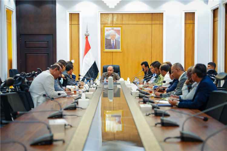 عضو مجلس القيادة الرئاسي محافظ حضرموت يترأس اجتماعاً موسعاً لرفع الجاهزية وتعزيز الاستعدادات لمواجهة الحالات الطارئة