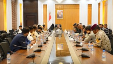 عضو مجلس القيادة سالم الخنبشي يترأس اجتماعاً مشتركاً لتشديد الرقابة على المنافذ ومكافحة التهريب