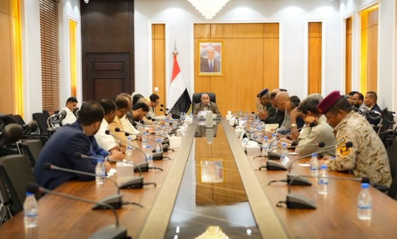 عضو مجلس القيادة سالم الخنبشي يترأس اجتماعاً مشتركاً لتشديد الرقابة على المنافذ ومكافحة التهريب
