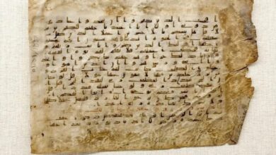على الرِّق وبمداد أحمر.. مخطوطة قرآنية نادرة توثق مراحل مبكرة من كتابة المصحف