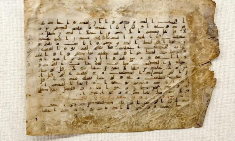 على الرِّق وبمداد أحمر.. مخطوطة قرآنية نادرة توثق مراحل مبكرة من كتابة المصحف
