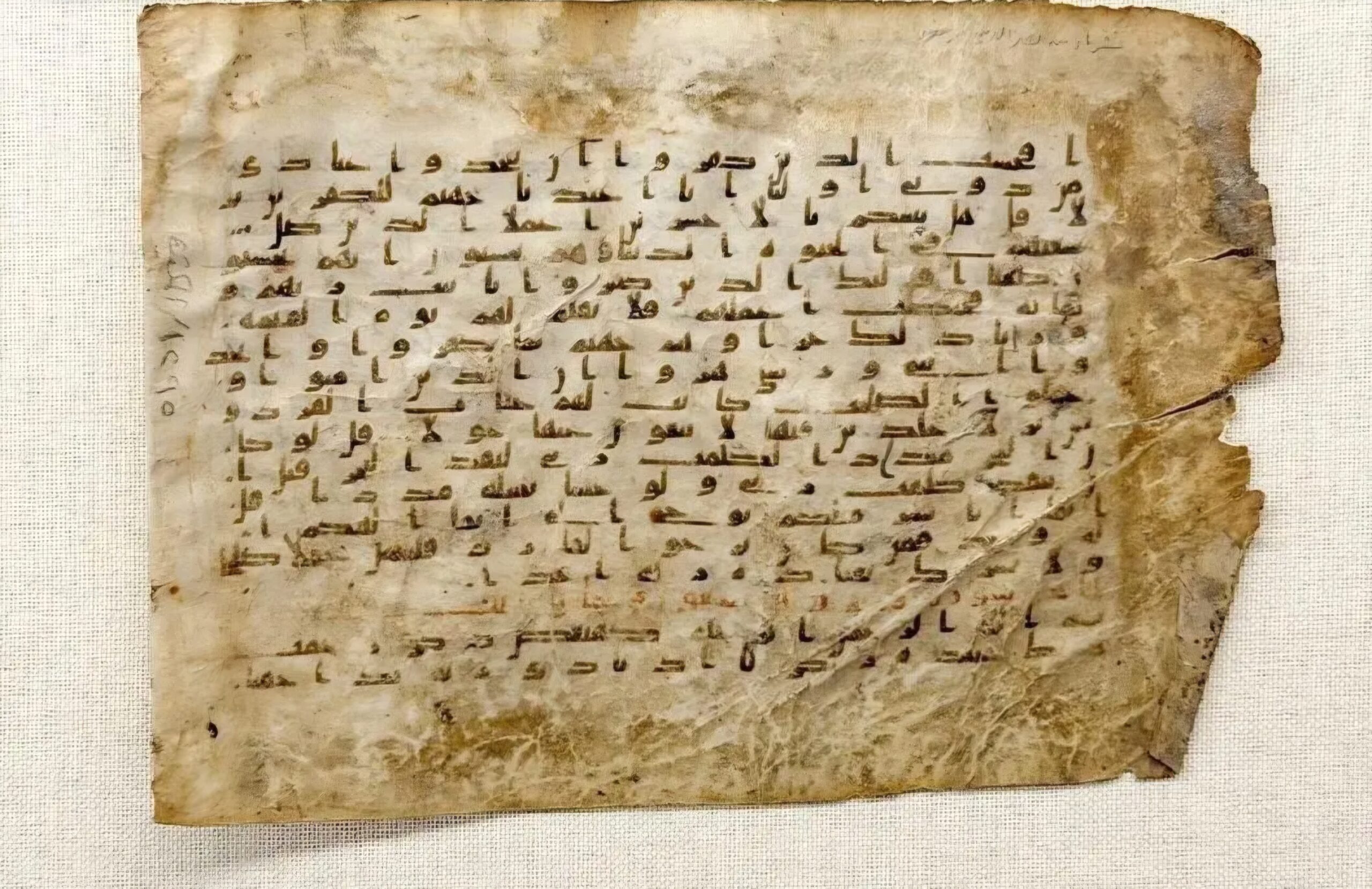 على الرِّق وبمداد أحمر.. مخطوطة قرآنية نادرة توثق مراحل مبكرة من كتابة المصحف