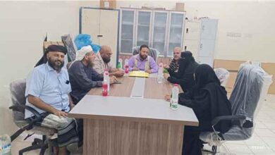 عمال مطابع الكتاب المدرسي بعدن يرفضون التدخلات النقابية ويهددون بسحب عضويتهم جماعياً