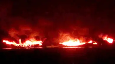 (عيني عينك) | الحوثي يكذب جهارا لتبرير مجزرة المخا وحرق أرزاق المدنيين وقتلهم برواية الزوارق الحربية والتحشيدات