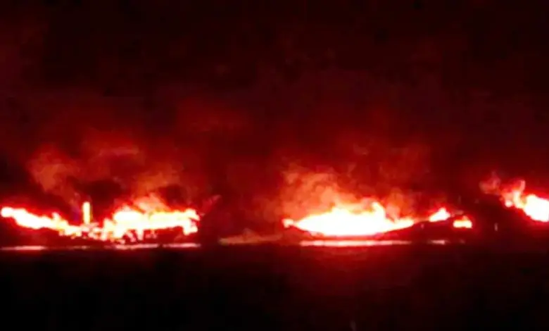 (عيني عينك) | الحوثي يكذب جهارا لتبرير مجزرة المخا وحرق أرزاق المدنيين وقتلهم برواية الزوارق الحربية والتحشيدات