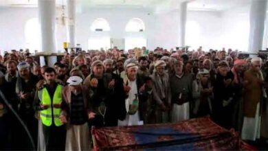 المشهد اليمني - غضب قبلي خلال تشييع اربع نساء ضحايا خطاب عبد الملك الحوثي المشؤوم في محافظة عمران