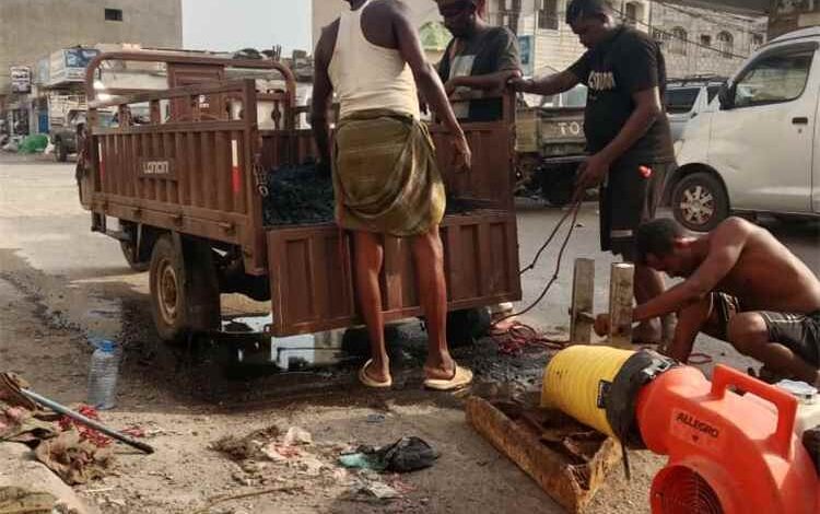 فرق الصرف الصحي بعدن تواصل تنفيذ أعمالها اليومية في صيانة الشبكات وفتح الانسدادات
