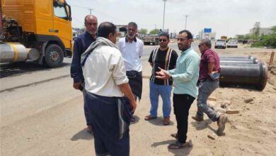 فريق من مؤسسة مياه عدن يتفقد مشروع الخط الاستراتيجي لشبكة الصرف الصحي الرئيسية بدار سعد