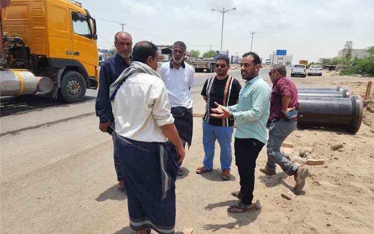 فريق من مؤسسة مياه عدن يتفقد مشروع الخط الاستراتيجي لشبكة الصرف الصحي الرئيسية بدار سعد