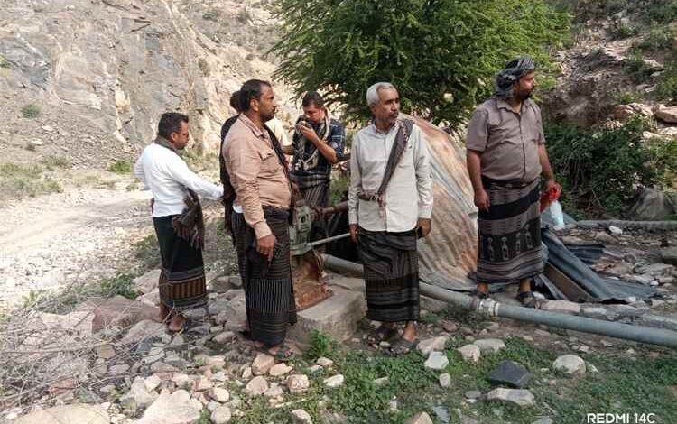 فريق هندسي يحدد مواقع لمصادر المياه الجوفية وحفر بئرين ارتوازيين لمشروع مياه سرار العام بيافع