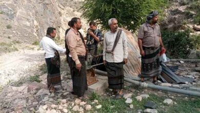 فريق هندسي يحدد موقعين لحفر بئرين ارتوازيين ضمن مشروع مياه سرار العام