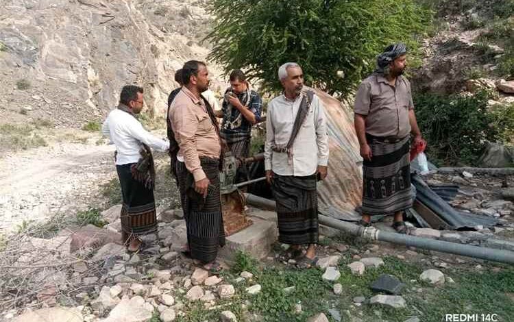 فريق هندسي يحدد موقعين لحفر بئرين ارتوازيين ضمن مشروع مياه سرار العام