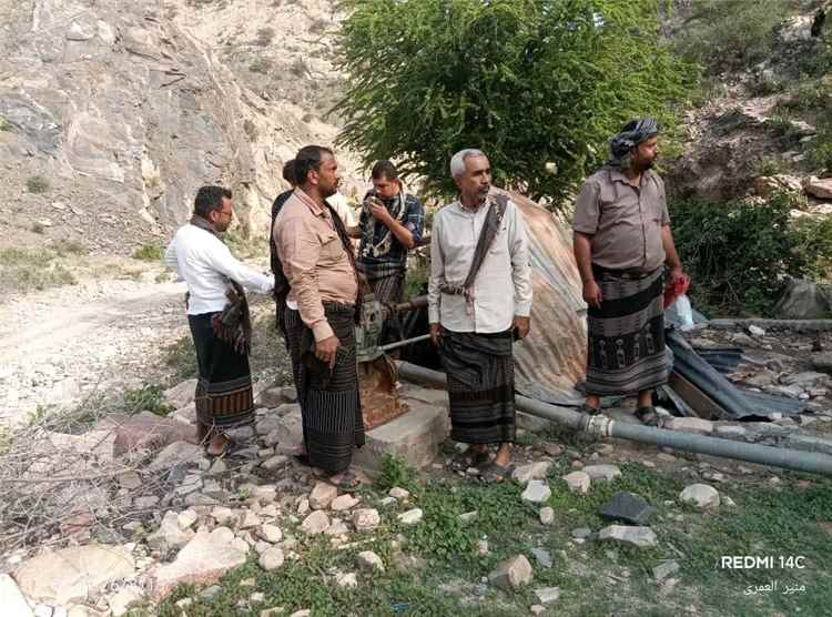 فريق هندسي يحدد موقعين لحفر بئرين ارتوازيين ضمن مشروع مياه سرار العام