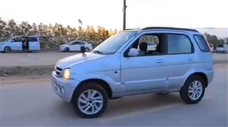 في إنجاز هو الأول من نوعه بمأرب.. مهندس يمني يحول سيارة قديمة إلى ذاتية القيادة