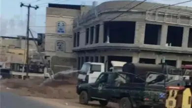 في المحويت | تحدياً لأحكام القضاء .. قيادات حوثية بـ(الرجم) تصادر أرضاً خاصة وتحولها لسوق استثماري