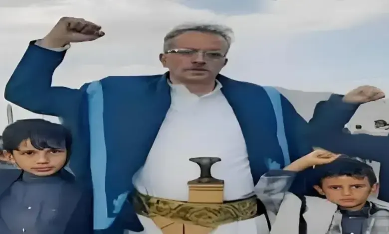 في صنعاء.. الحوثي يمدد اعتقال صحفي موالي له دون محاكمة بعد فضحه قضايا فساد داخل الجماعة