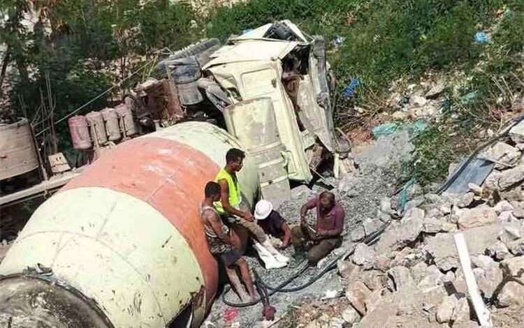 في مشهد صادم .. سقوط مفاجئ لخلاطة خرسانية على منزل في تعز يخلف إصابات وأضراراً مادية