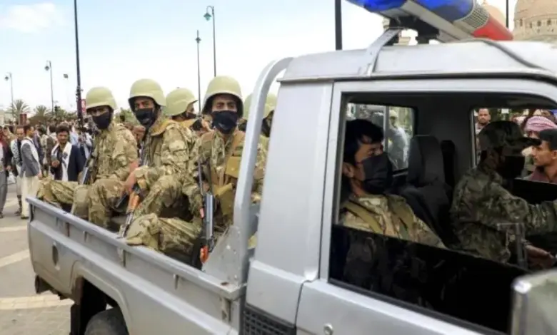 في مناطق سيطرتها .. الحوثي يخنق العمل الصحفي ويجبر المراسلين على التبعية المطلقة لرواية الجماعة